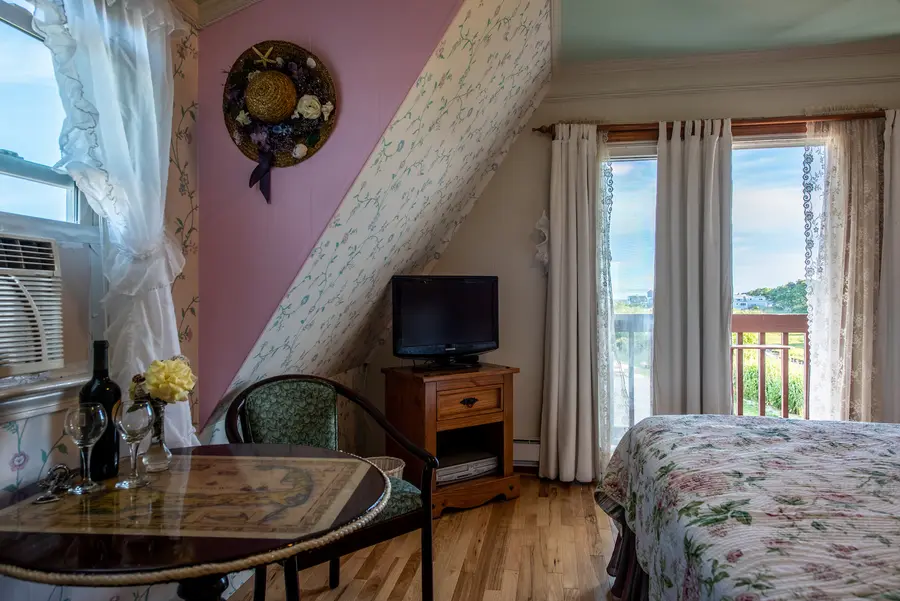 Guest room with bay window